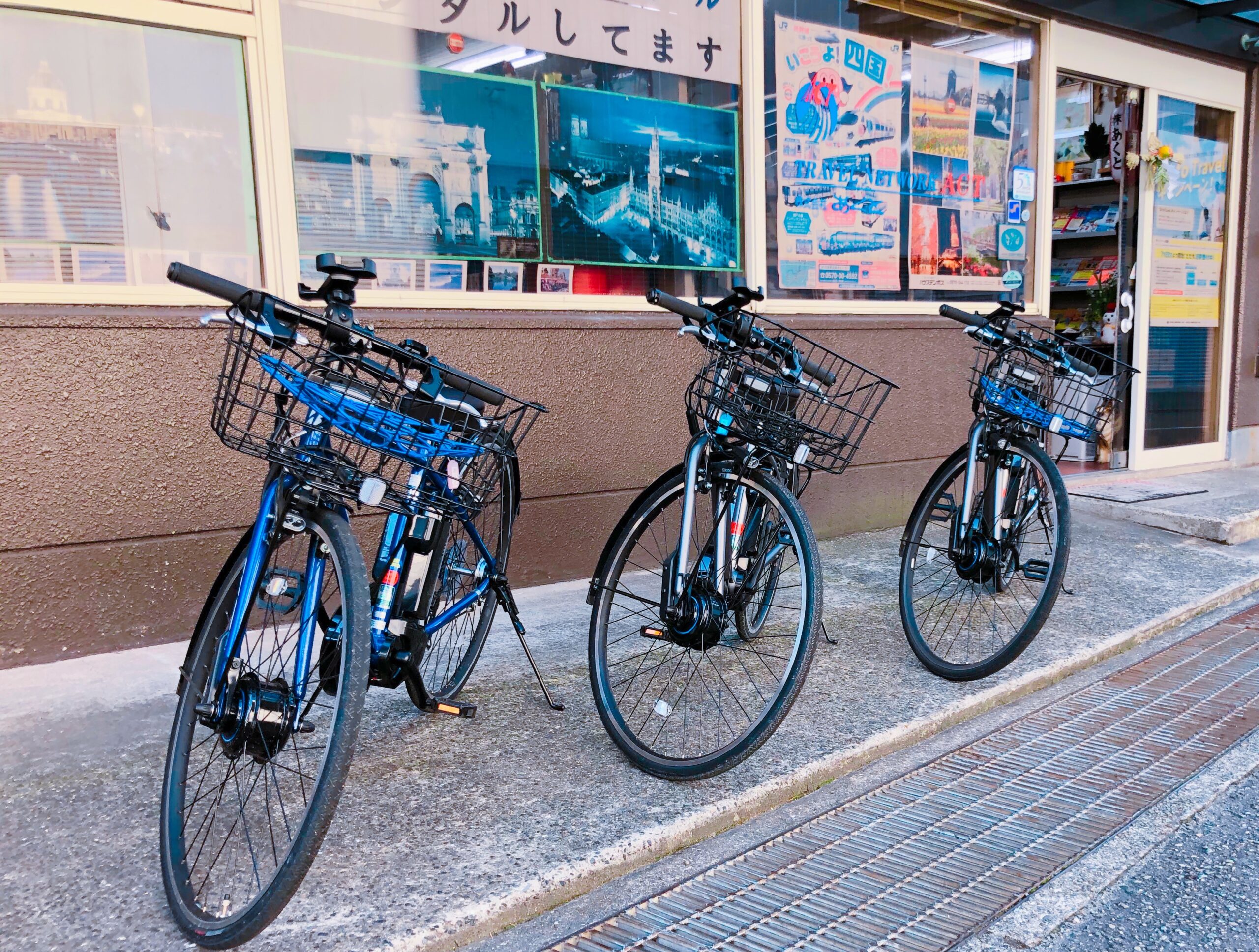 店頭に並ぶレンタル電動アシスト自転車