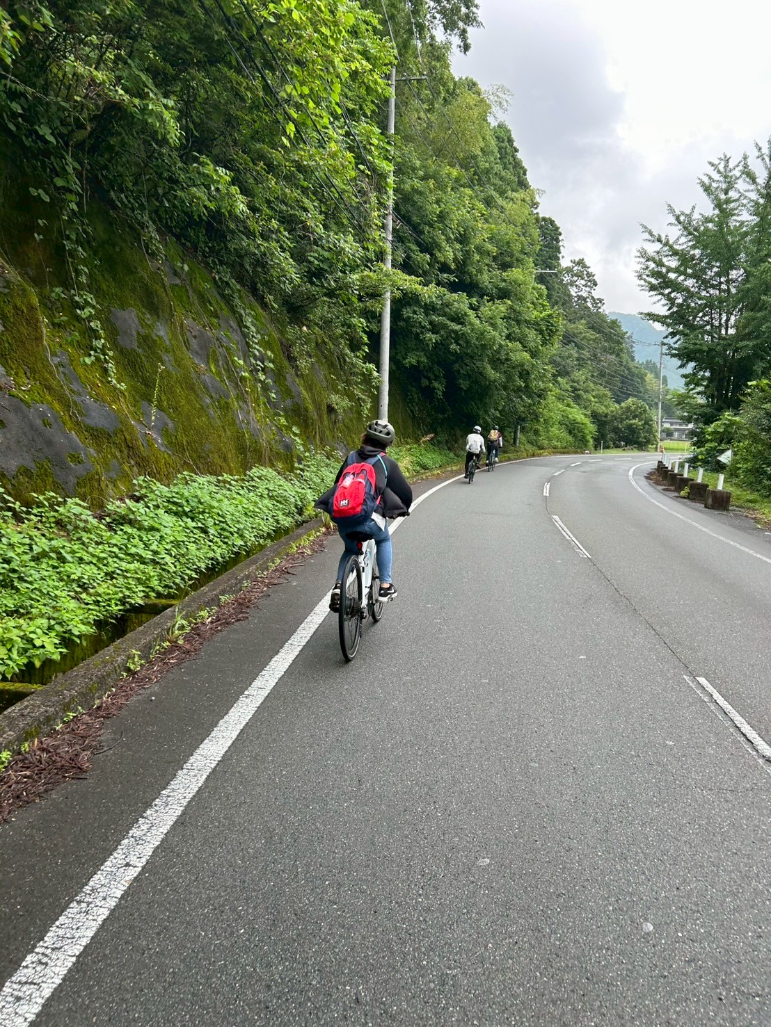 安富の静かな山道をeバイクで走る