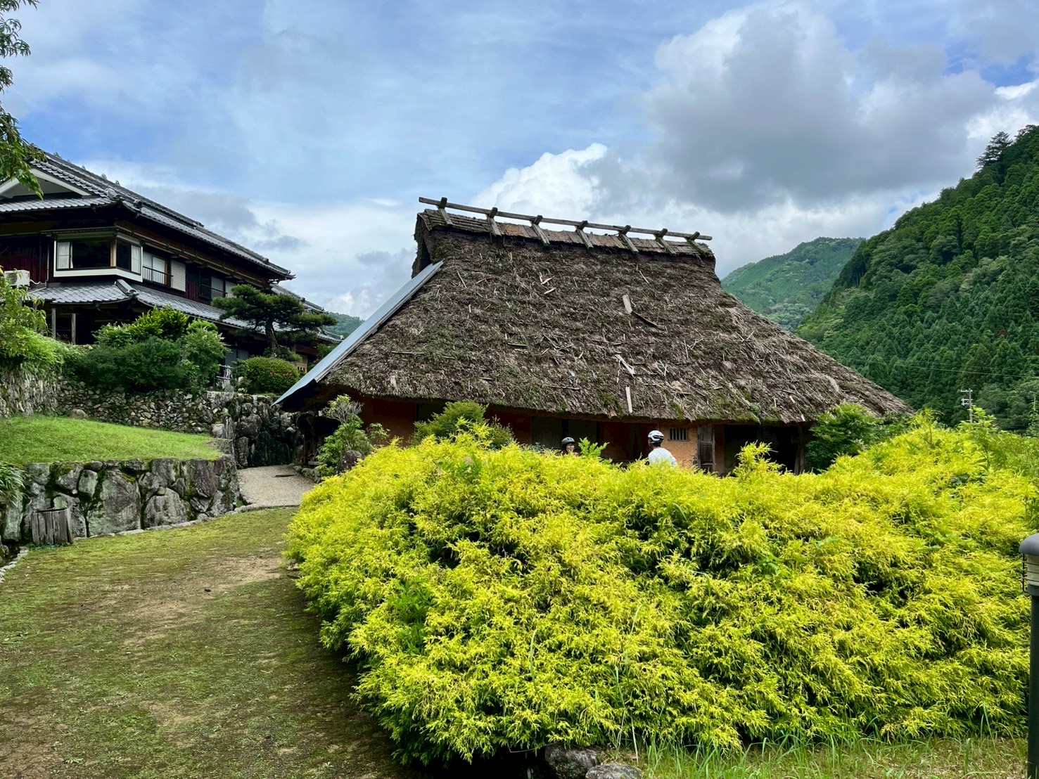 安富の山あいに佇む茅葺きの家